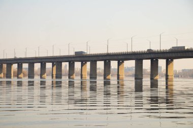Bahar sabahı Dinyeper Nehri 'nin karşısındaki eski kayık köprüsü.