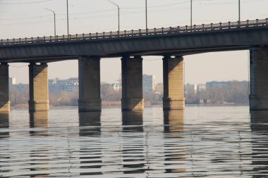 Bahar sabahı Dinyeper Nehri 'nin karşısındaki eski kayık köprüsü.