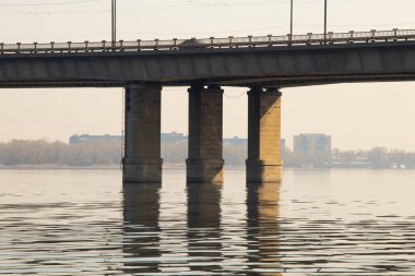 Bahar sabahı Dinyeper Nehri 'nin karşısındaki eski kayık köprüsü.