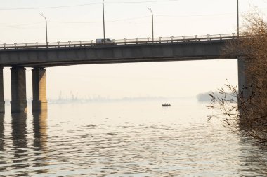 Bahar sabahı Dinyeper Nehri 'nin karşısındaki eski kayık köprüsü.