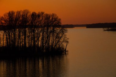 Dinyeper nehrinin kıyısında gün batımı Ukrayna 'nın Dinyeper şehirlerindeki ağaçların arasında.