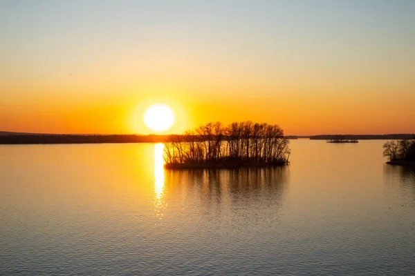 Pôr Sol Nas Margens Rio Dnieper Entre Árvores Ucrânia Nas — Fotografia de Stock