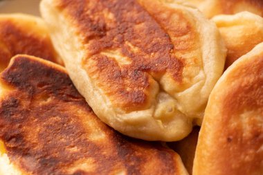 Patatesli ev yapımı turtalar.