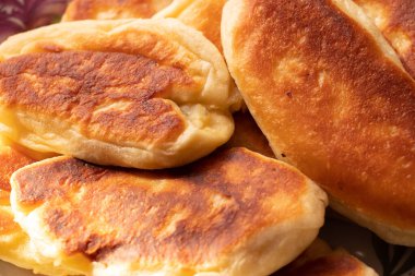 Patatesli ev yapımı turtalar.