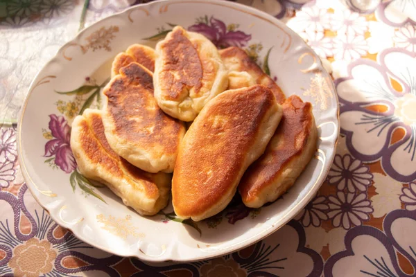 Домашние Жареные Пироги Картошкой Тарелке — стоковое фото
