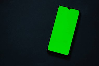 İzole edilmiş arkaplanda yeşil ekranlı dokunmatik telefon