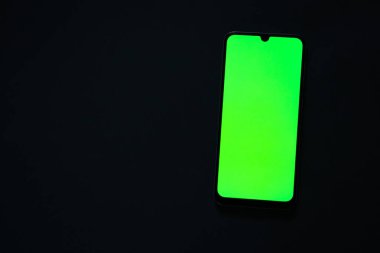 İzole edilmiş arkaplanda yeşil ekranlı dokunmatik telefon