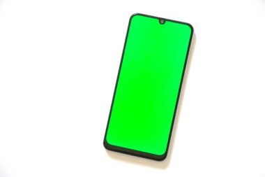Dokunmatik ekranlı telefon, arka planda yeşil ekran var.