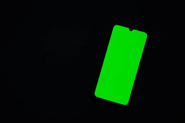 隔离背景下带有绿色屏幕的触摸屏电话 — 图库照片