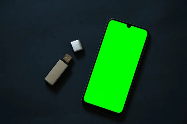 Usb Stick Und Touchscreen Handy Mit Grünem Bildschirm Auf Dunklem — Stockfoto