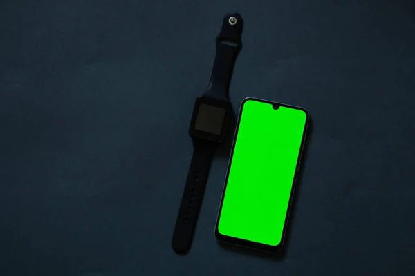 Touchscreen Handy Mit Grünem Bildschirm Und Smartwatch — Stockfoto
