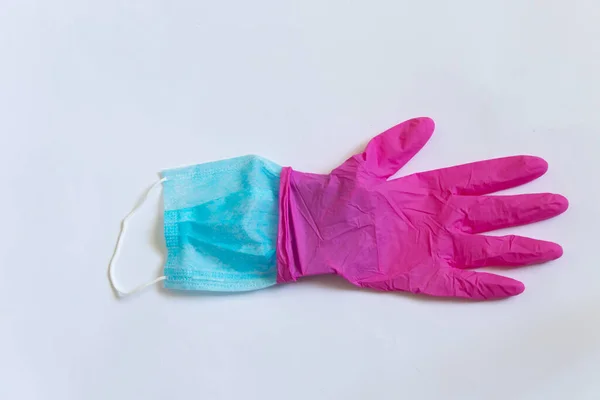 Medizinische Blaue Schutzmaske Und Weibliche Hand Schwarzen Handschuhen Auf Weißem — Stockfoto