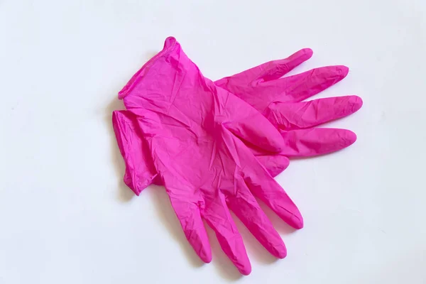 Ręka Żeńska Różowych Rękawiczkach Medycznych Białym Tle Zbliżenie — Zdjęcie stockowe