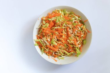 Beyaz arkaplanda sebze salatası ve fasulye kabağı.