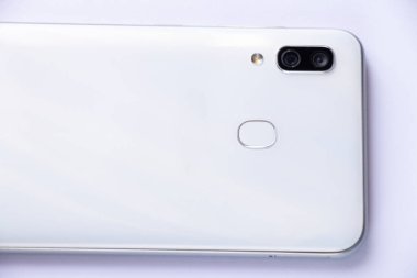 Eski bir dokunmatik telefonun plastik kapağı