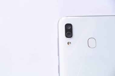 Eski bir dokunmatik telefonun plastik kapağı