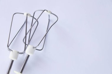 Beyaz arkaplanda mutfak mikseri için çırpma