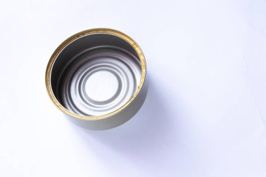 Beyaz arkaplanda boş teneke kutuyu temizle