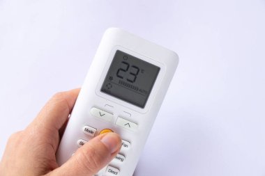 Beyaz arka planda klimadan gelen beyaz uzaktan kumanda