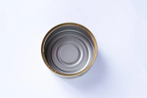 白色底座上干净的空铁罐 — 图库照片
