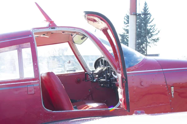 Küçük Kırmızı Uçak Pilotunun Kabini — Stok fotoğraf