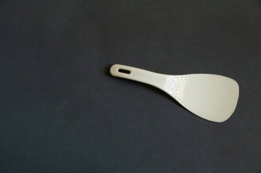 Koyu arkaplandaki çoklayıcı için plastik beyaz kaşık