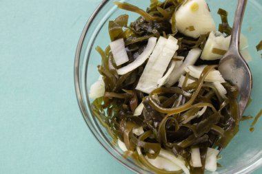 Sehpada yosun ve soğanlı salata.