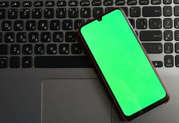 Een Laptop Met Een Groen Scherm Een Touchtelefoon Tafel — Stockfoto
