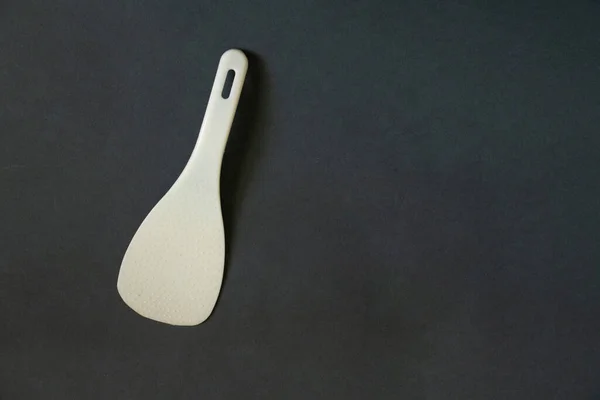 Cuchara Blanca Plástico Para Multicocción Sobre Fondo Oscuro — Foto de Stock