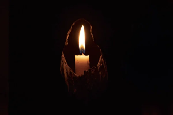 Освітлена Свічка Стоїть Темній Кімнаті — стокове фото