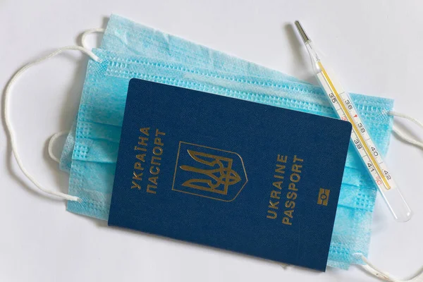 Termómetro Médico Mentiras Una Máscara Médica Pasaporte Extranjero Ucraniano — Foto de Stock