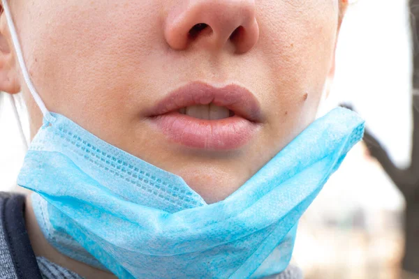 Primo Piano Una Giovane Donna Ucraina Con Una Maschera Medica — Foto Stock