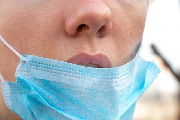 Primo Piano Una Giovane Donna Ucraina Con Una Maschera Medica — Foto Stock