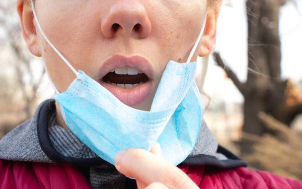 Closeup Seorang Wanita Ukraina Muda Dalam Masker Medis Wajahnya Selama — Stok Foto