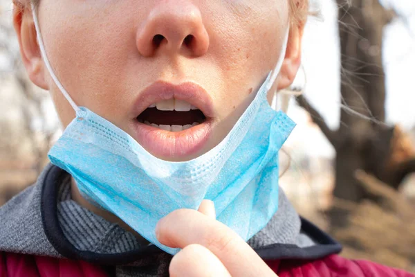 Closeup Seorang Wanita Ukraina Muda Dalam Masker Medis Wajahnya Selama — Stok Foto
