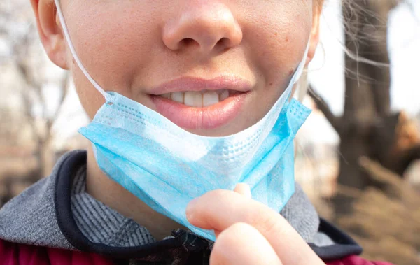 Closeup Seorang Wanita Ukraina Muda Dalam Masker Medis Wajahnya Selama — Stok Foto