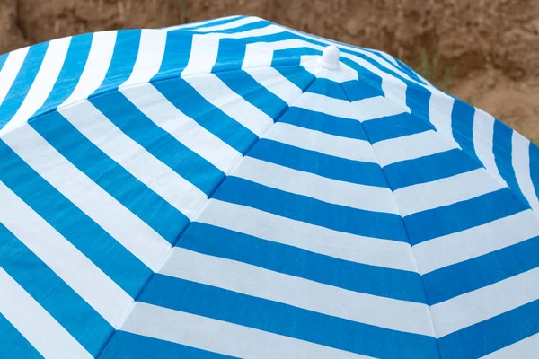 蓝白相间的条纹沙滩伞 — 图库照片