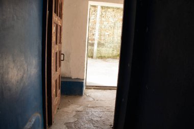 Ukrayna 'da eski bir konut binasının girişi.