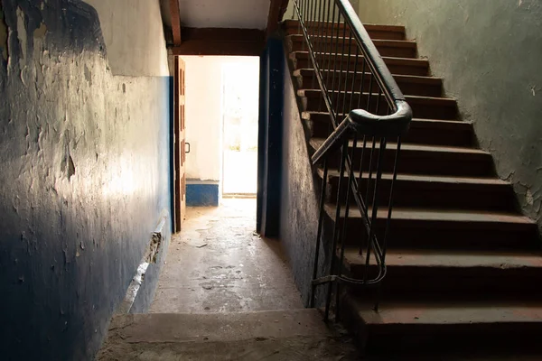 Ukrayna 'da eski bir konut binasının girişi.