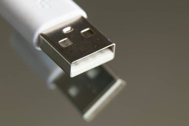 İzole edilmiş bir arkaplan makrosu üzerinde usb kablosu