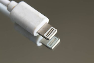 İzole edilmiş bir arka plan makrosu üzerinde telefona kablo yükleniyor