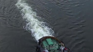 Kargo gemisi Ukrayna 'da Dinyeper nehri boyunca bahar öğleden sonra yola çıkıyor.