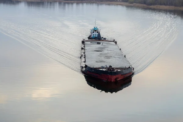 ウクライナのドニエプル川を航行する貨物船 — ストック写真