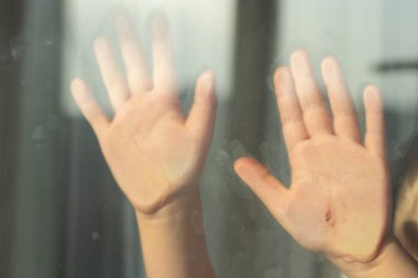 Karantina sırasında camda bir çentik olan çocuk eli.