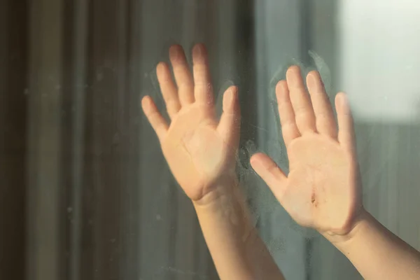 Mano Los Niños Con Una Muesca Vidrio Durante Cuarentena — Foto de Stock