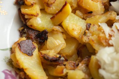 Tabakta lahana ve kızarmış patates.