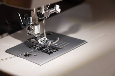 yeni dikiş makinesi evde yakın plan