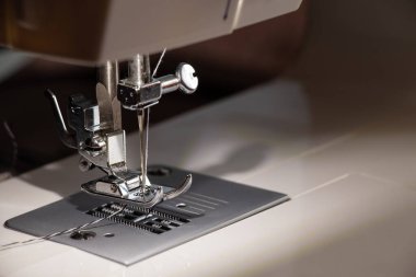 yeni dikiş makinesi evde yakın plan