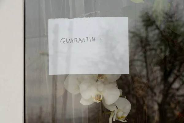 Palavra Quarentena Inglês Escrito Mão Pendurado Uma Janela Uma Casa — Fotografia de Stock