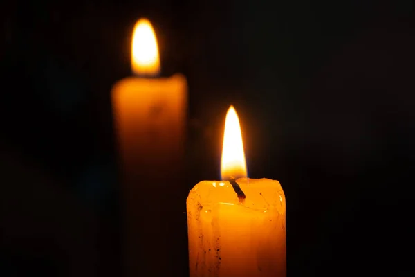 蜡烛的火和后视镜中蜡烛的反光 — 图库照片